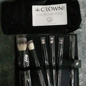 Crown make up brushes